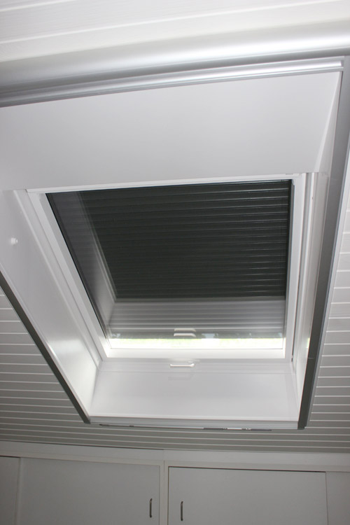 Dachfenster Velux Klappschwing mit elek. Rollladen, Appelhülsen
