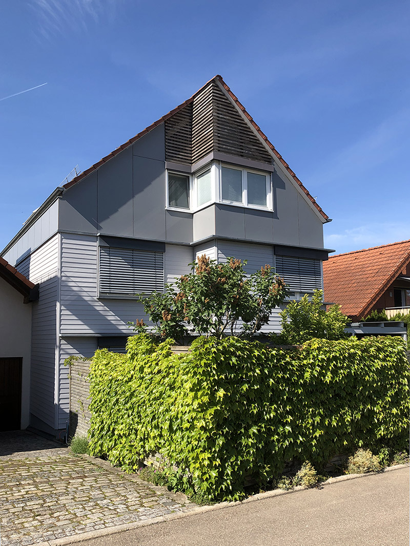 Erneuerung der Fassade mit Rockpanel, farblich passend zur Stülpschalung aus Holz, Schöckingen