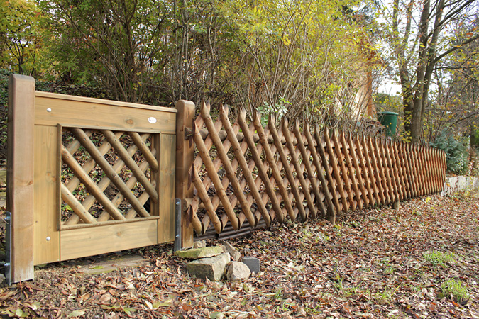 Jägerzaun mit Eingangstor, Leonberg